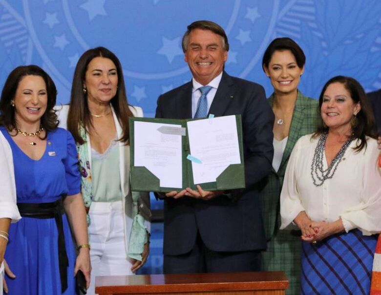 Presidente assina medida que regulamenta benefícios