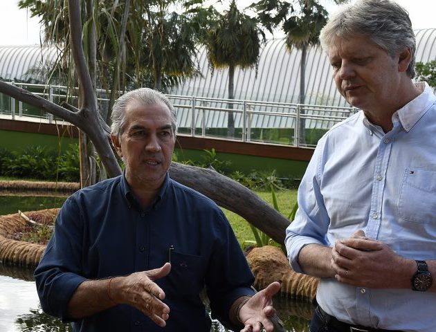 Governador celebra vitória de MS com o secretário da Semagro