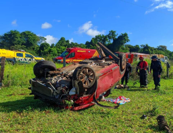 Carro capotou várias vezes após sair da pista e três morreram