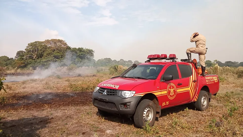 Bombeiros combatem incêndio na região do Passo do Lontra, em Corumbá 