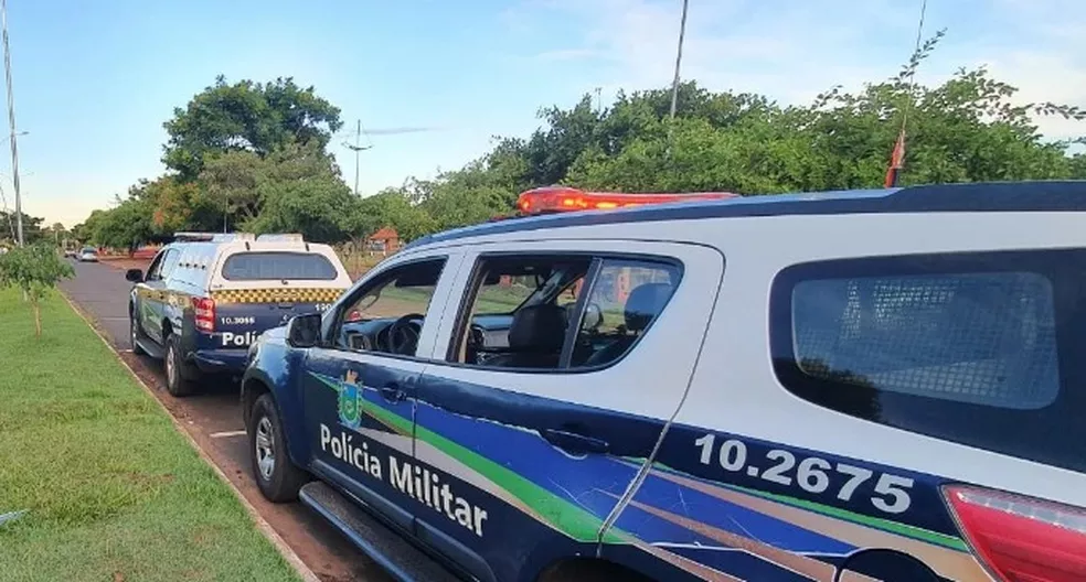 Jovens foram levados para delegacia após briga.