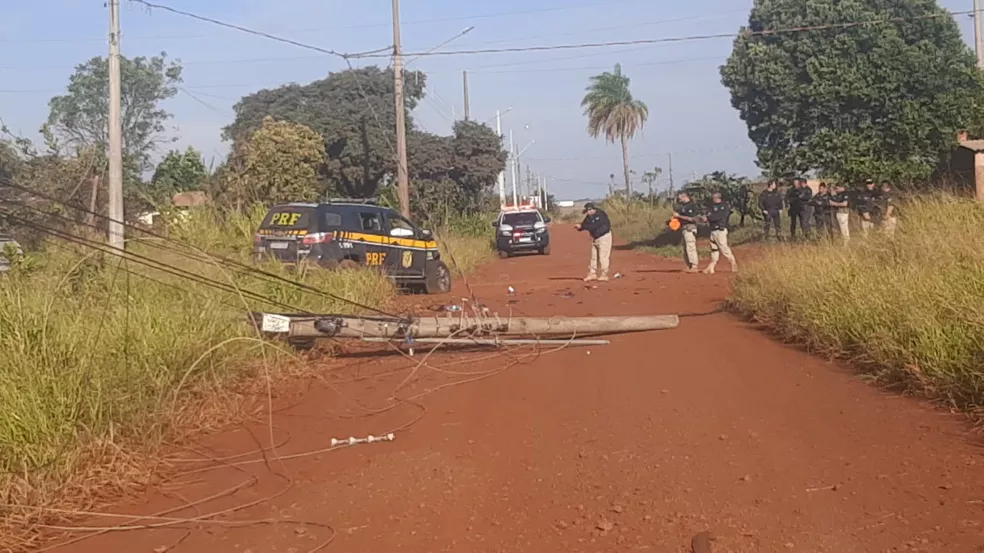 Viaturas bateram e poste foi derrubado