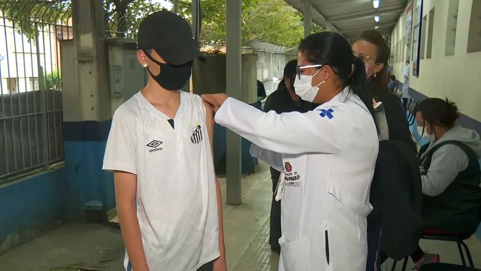 Adolescente recebe dose de reforço da vacina contra a Covid nesta segunda-feira (30) em São Paulo.