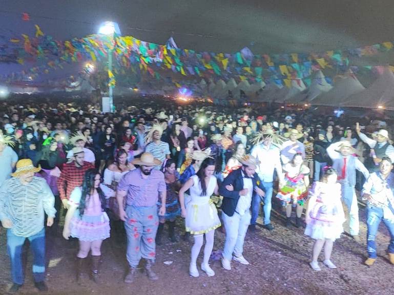 Pátio lotado para a apresentação das quadrilhas em festa da UCP