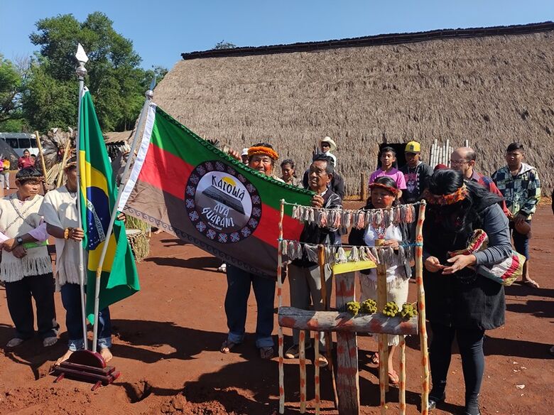 Cacique tradicional Getúlio de Oliveira apresenta a bandeira