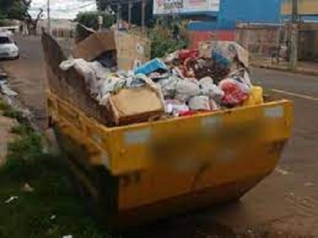 Caçamba com entulhos em vias urbanas oferecem risco de acidentes