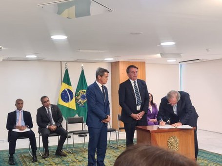 Bolsonaro e o ministro Paulo Guedes implementam nova medida
