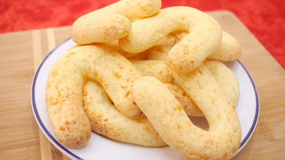 Produção e venda de chipa é verdadeiro sustento de mulheres na fronteira de MS.