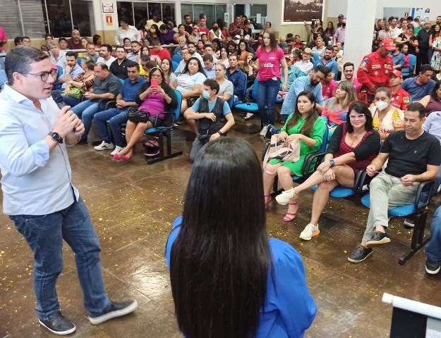 Guto Moreira, em reunião na Câmara com a deputada Rose