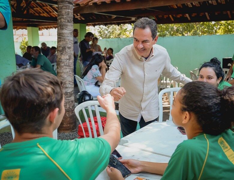 Ex-prefeito da Capital cumprimenta alunos em escola pública