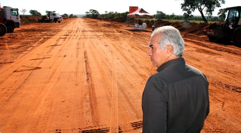 Reinaldo Azambuja vistoriou o canteiro de obras nesta semana, após autorização para início da pavimentação