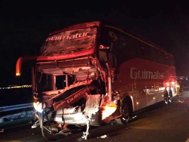 Impacto provocou sérias avarias na parte dianteira do ônibus