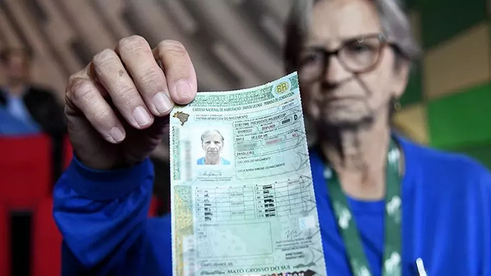 'Sou muito feliz e dedicada', disse a motorista. 