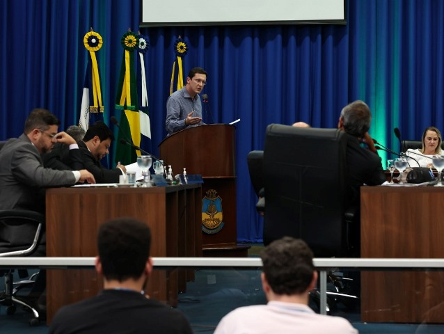 Secretário Cleriston Recalcatti usa a tribuna livre da Câmara