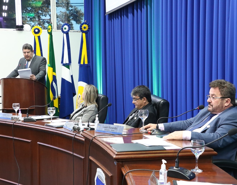 Vereador Laudir, presidindo a sessão desta segunda-feira na Câmara