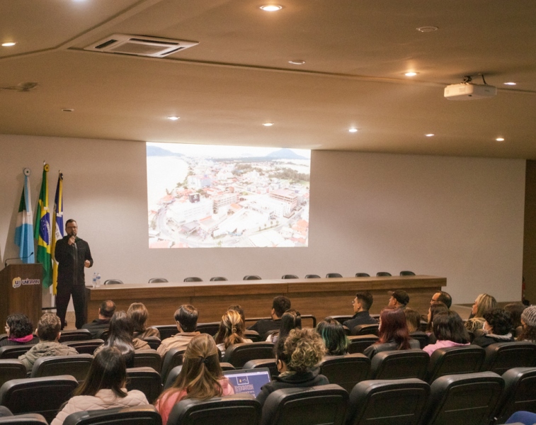 Júlio Carlos profere palestra na agenda da Unigran Decor
