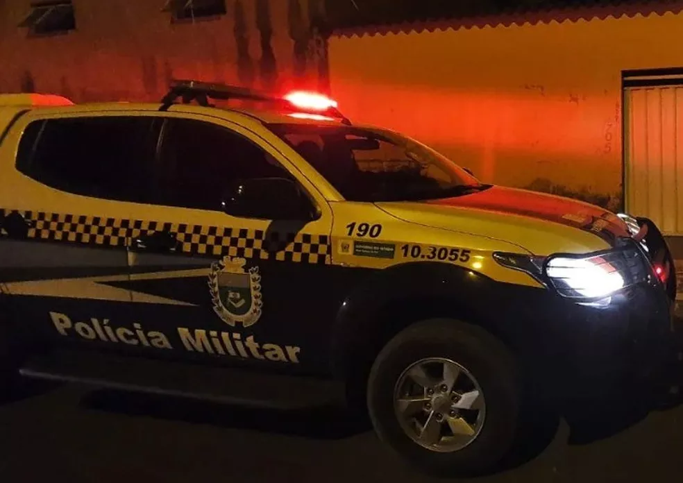 Polícia acompanhou o homem durante retirada de pertences. 