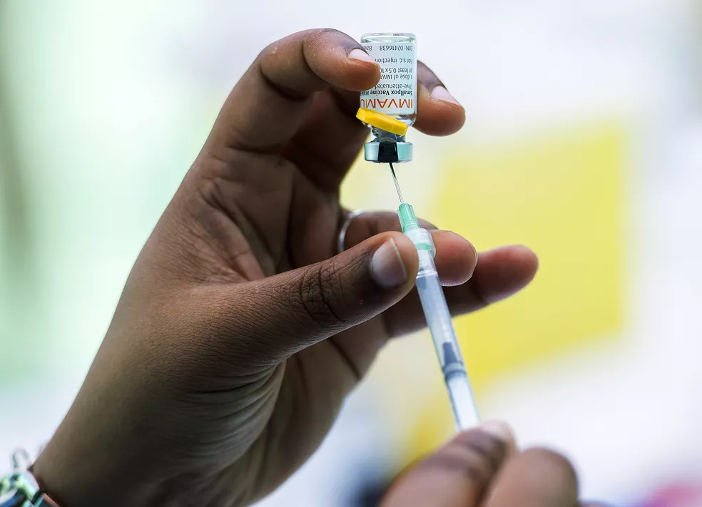 Profissional de saúde prepara dose de vacina contra varíola dos macacos em Montreal, no Canadá, no sábado (23), dia em que a doença foi declarada uma emergência de saúde global pela Organização Mundial de Saúde (OMS). 