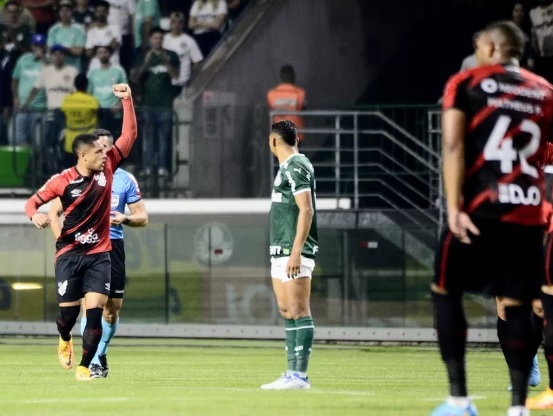Vitor Roque comemora o gol contra o líder do Brasileiro