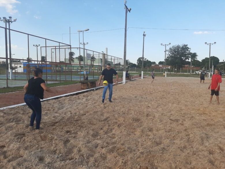 Prefeito bate bola com frequentadores do parque em quadra de areia