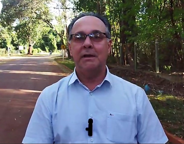 Empresário e advogado Luis Roberto Martins de Araújo, mostrando obras