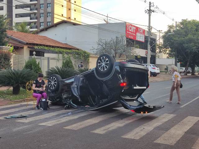 Após manobra arriscada em via movimentada, carro capota em Dourados