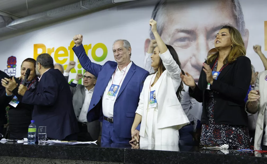 Ciro Gomes e políticos do PDT durante convenção nacional da sigla, em Brasília