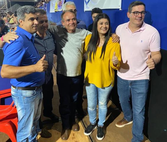 Guto, com a deputada Rose Modesto, prestigiando festa em Jateí
