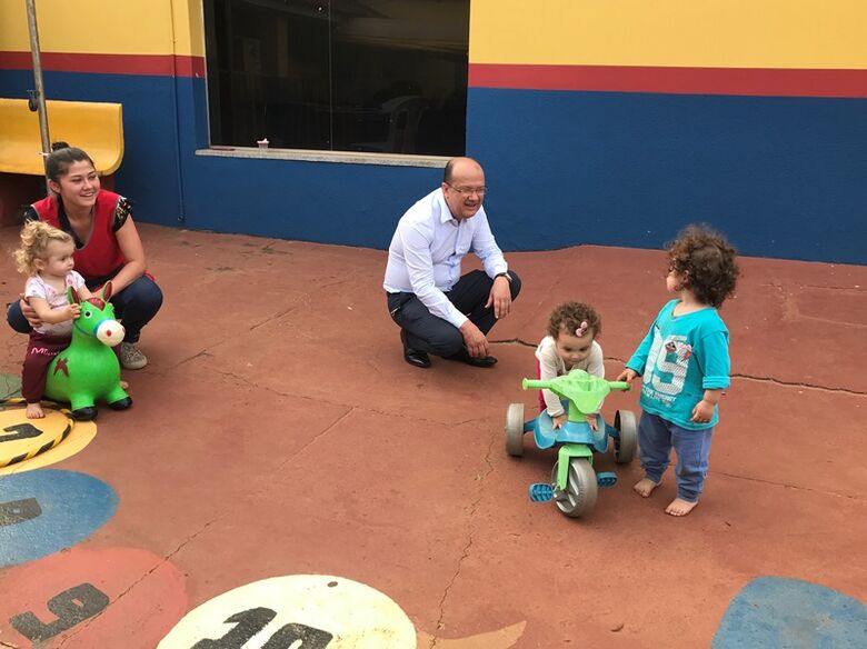 Deputado Barbosinha interage com as crianças no Lar Santa Rita