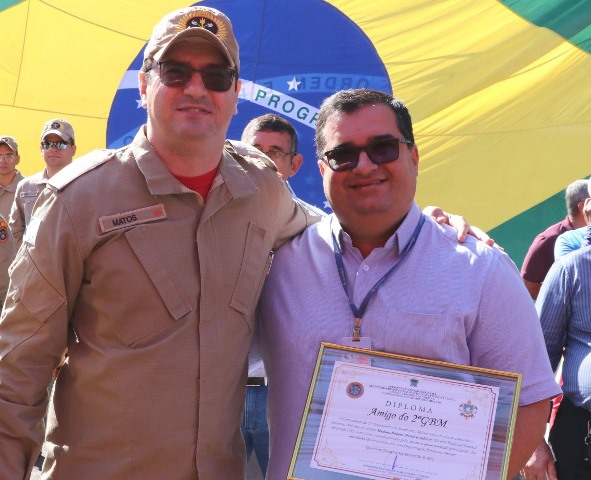 Gerente da Sanesul, Madson Valente, recebe diploma Amigo do 2GBM