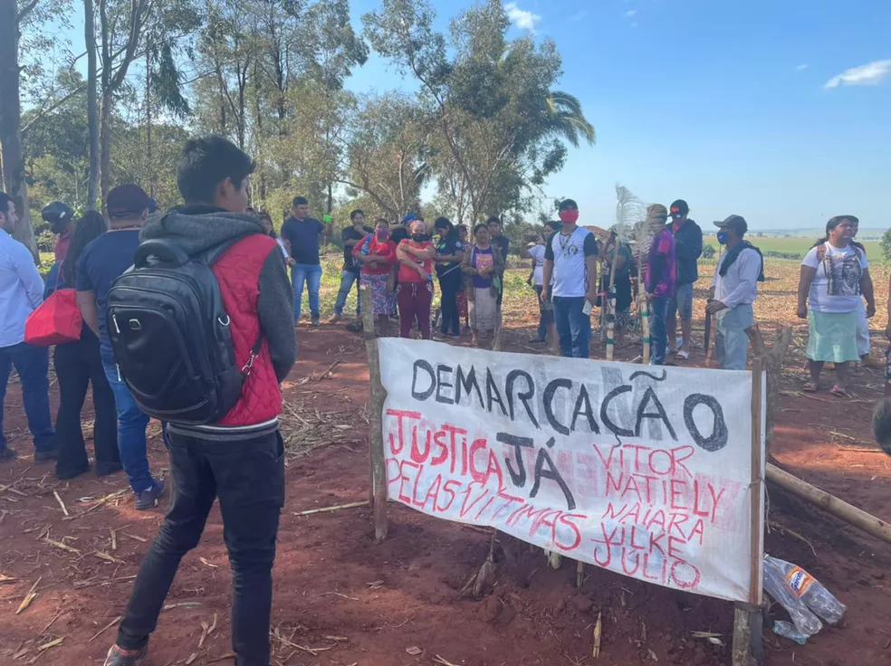 Indígenas seguem no local onde confrontos ocorreram. 