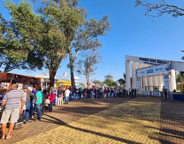 População amanhece o dia na fila para atendimentos 