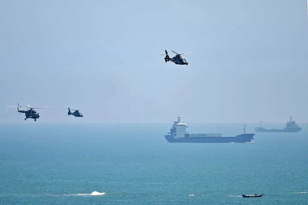 Helicópteros militares chineses sobrevoam a ilha de Pingtan, um dos pontos mais próximos da China continental de Taiwan, na província de Fujian 
