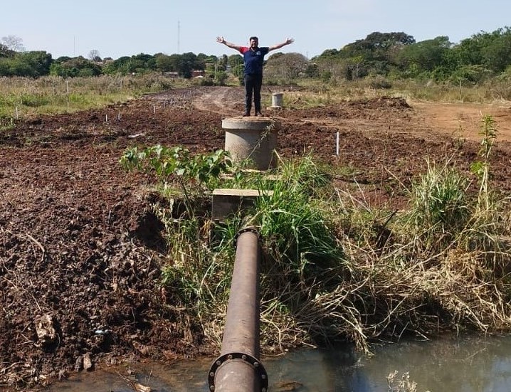 Vereador faz pose no local onde Prefeitura iniciou o serviço