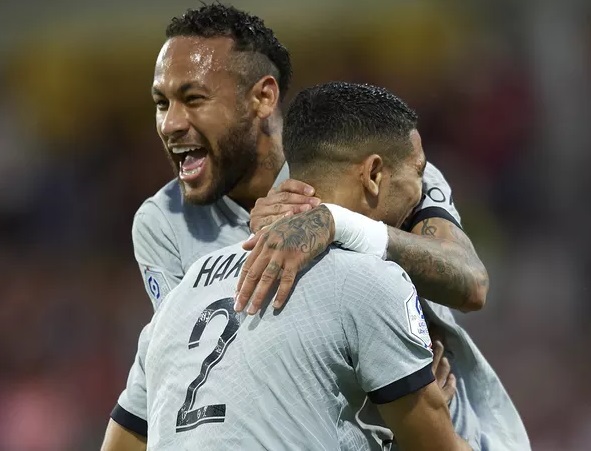 Neymar é abraçado após gol marcado