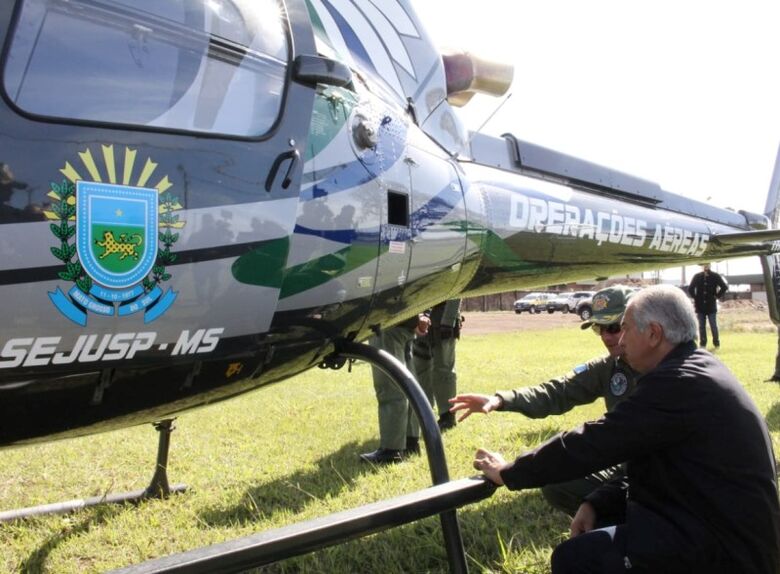 Governador verifica detalhes operacionais de helicóptero