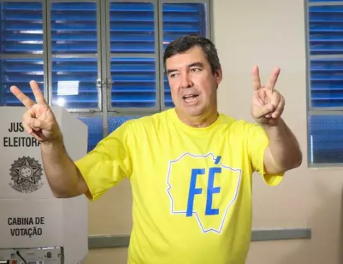 Riedel vota com camiseta escrito 'fé' no mapa de MS