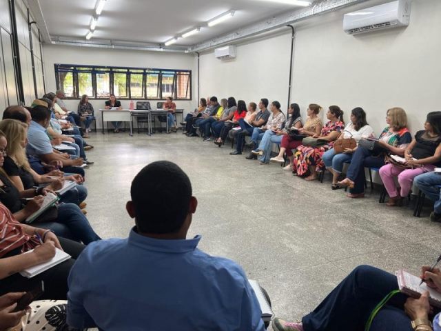 Diretores e coordenadores reunidos na Semed