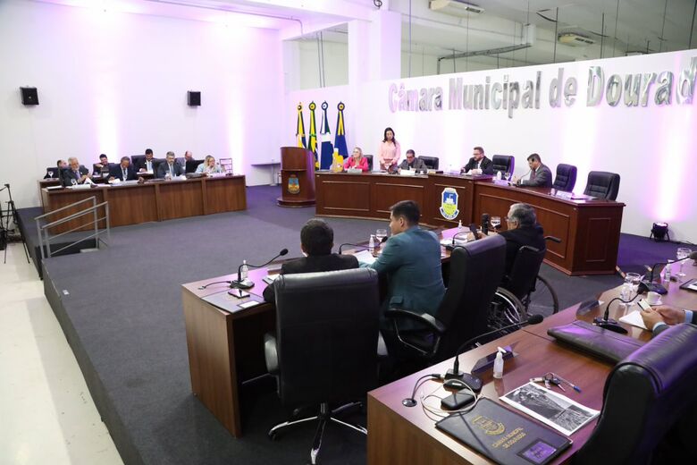 Vereadores em sessão ordinária na Câmara