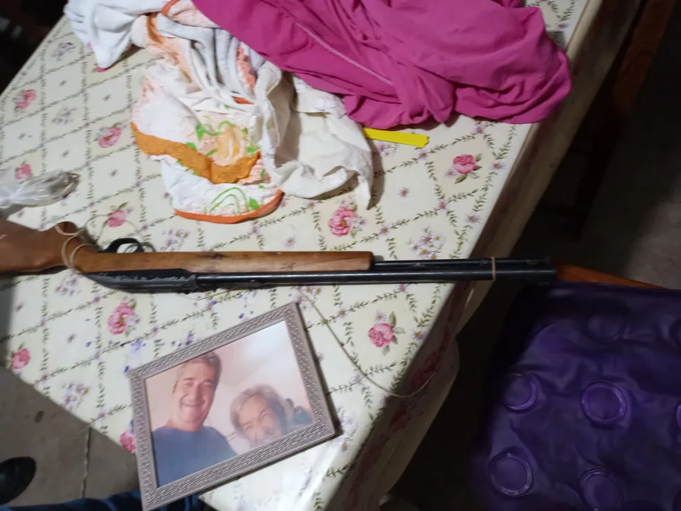 Arma achada na casa do casal 
