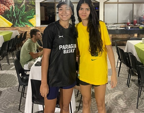 Iza, de amarelo, com outra atleta de MS, Bethsaida, que joga pelo Paraguai