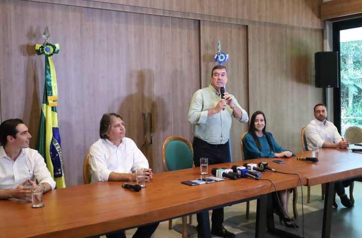 Governador Eduardo Riedel durante coletiva de imprensa