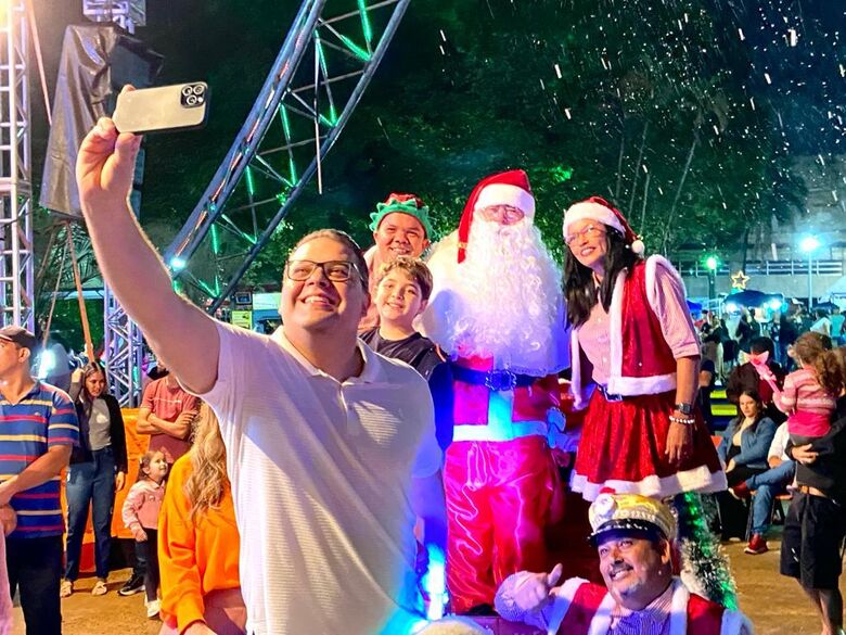 Alan Guedes faz selfie durante o Dourados Brilha