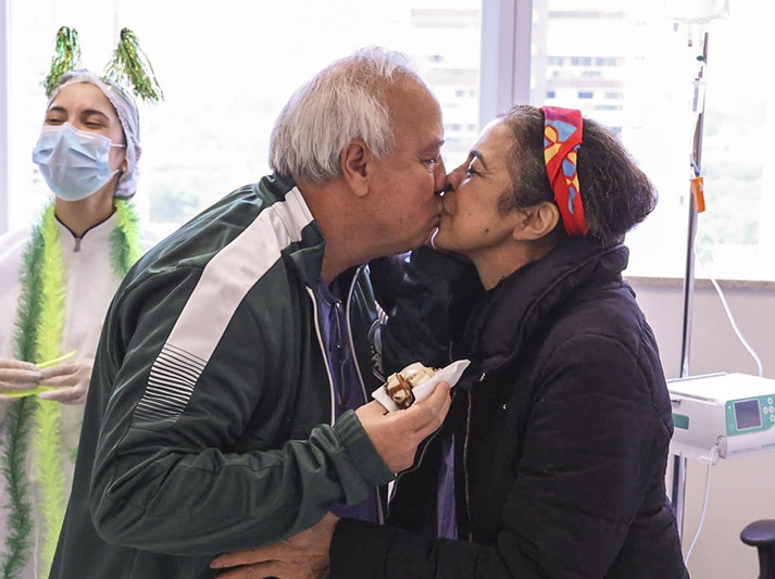 Pureza ganha o beijo da vitória do marido Robson