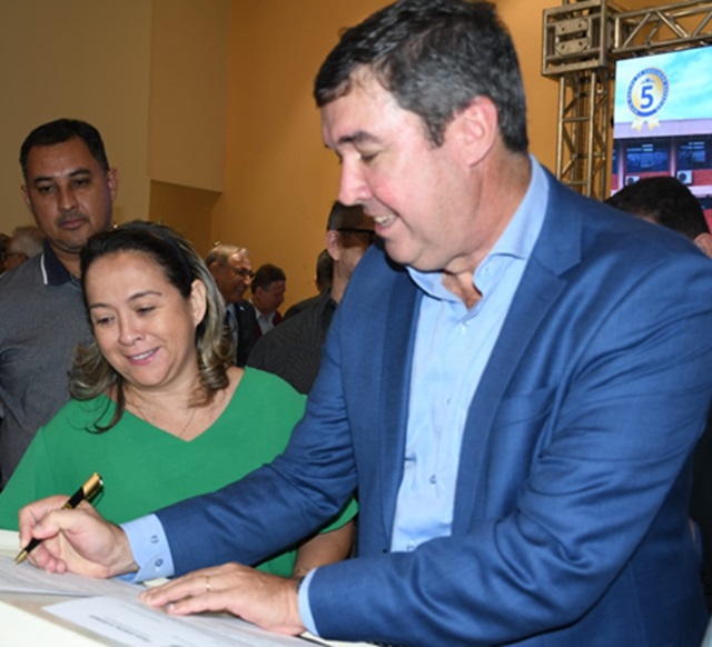 Lia Nogueira com o governador Eduardo Riedel