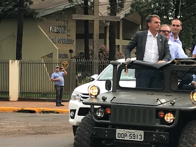 Bolsonaro desfile em carro aberto em campanha por Dourados