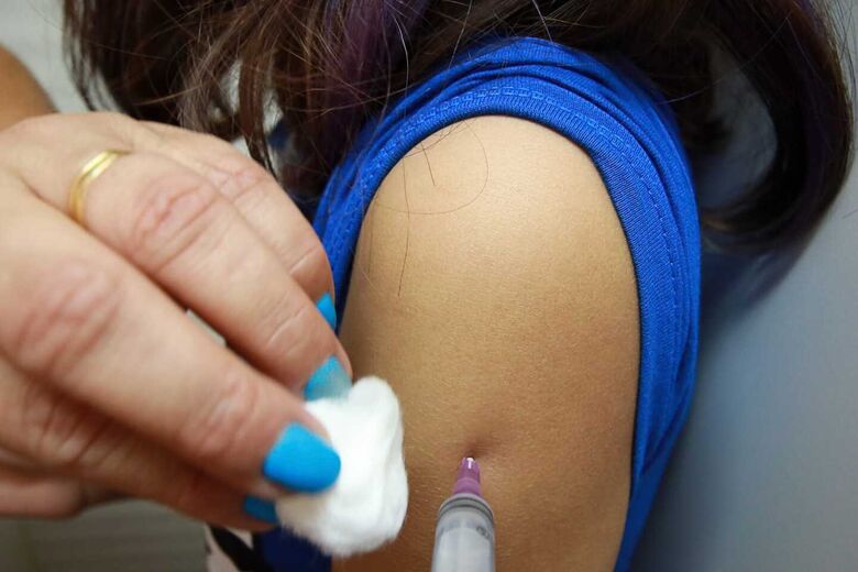 O imunizante contra a dengue está disponível no PAM e em todos os postos de saúde de Dourados