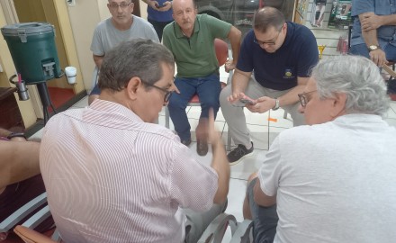 Cemar Arnal e o prefeito Alan Guedes em reunião com moradores e comerciantes da Rua Coronel Ponciano