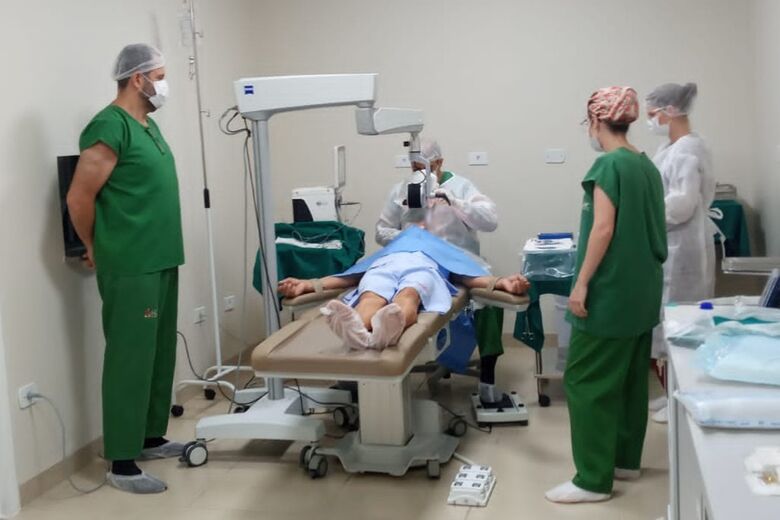 Primeira cirurgia de catarata dentro do programa foi realizada em março do ano passado