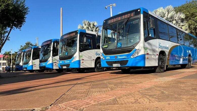 Novos ônibus foram expostos na Praça Antônio João 